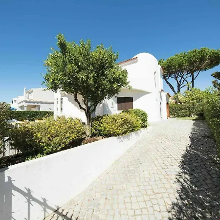 Casa de Férias Modern In With Swimming Pool