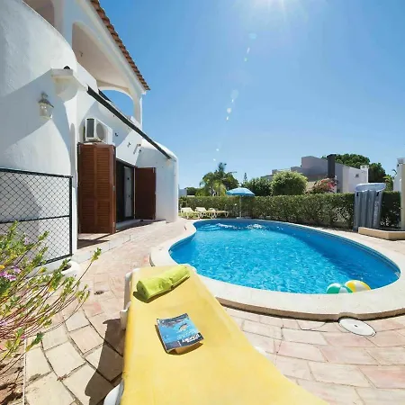 Casa de Férias Modern In With Swimming Pool