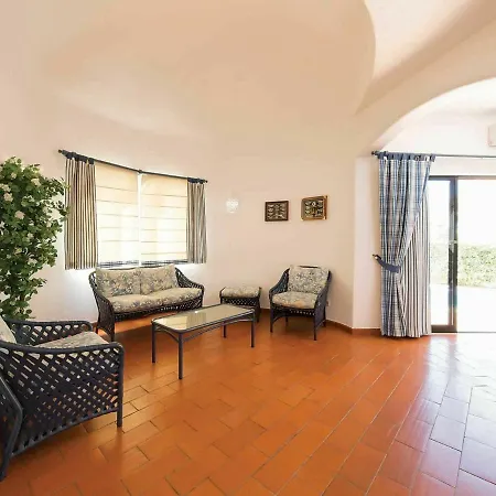 Vakantiehuis Modern In With Swimming Pool
